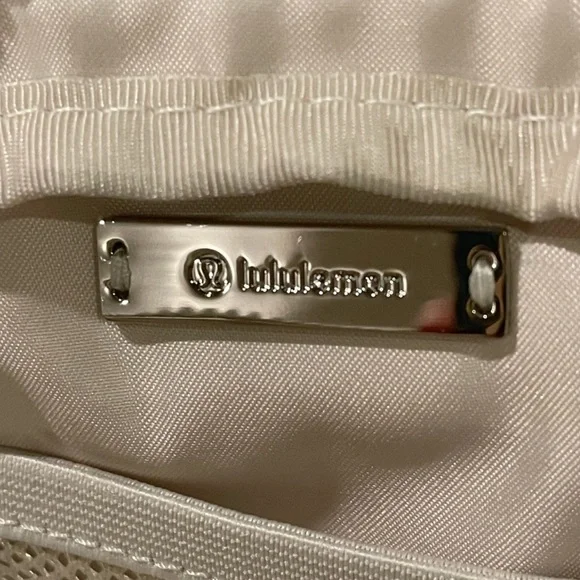 Lululemon Everywhere Belt Bag (Original strap version) - Picture 4 of 12